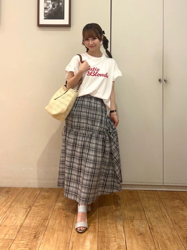 AIRIさんの「SHOO･LA･RUE｜【S-LL/汗ジミ軽減/ひんやり/UVカット】フリルTシャツ」を使ったコーディネート