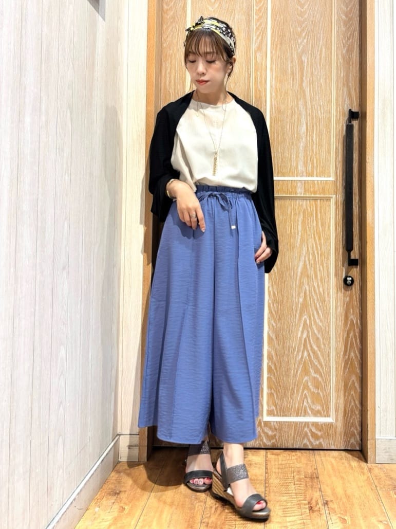 meiさんの「SHOO･LA･RUE｜【S-LL/ひんやり】さらっとタッチできれい見え ピンタックスカーチョ」を使ったコーディネート