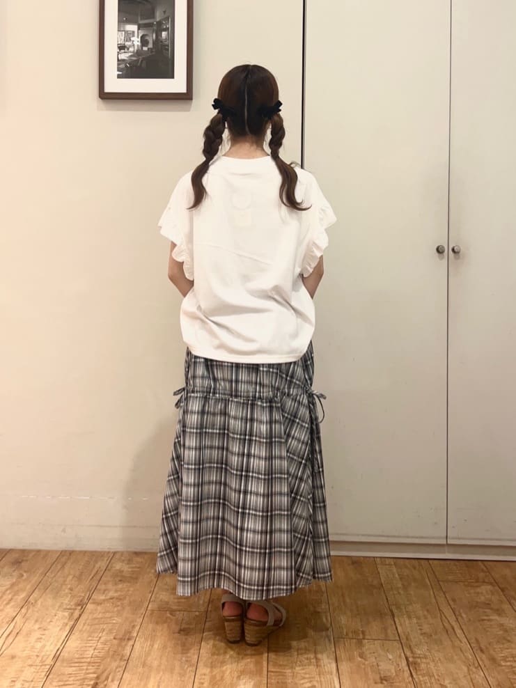 AIRIさんの「SHOO･LA･RUE｜【S-LL/汗ジミ軽減/ひんやり/UVカット】フリルTシャツ」を使ったコーディネート