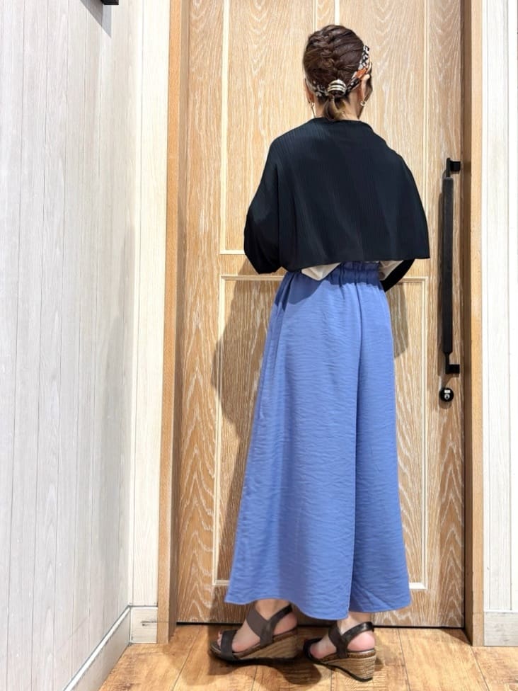 meiさんの「SHOO･LA･RUE｜【S-LL/ひんやり】さらっとタッチできれい見え ピンタックスカーチョ」を使ったコーディネート