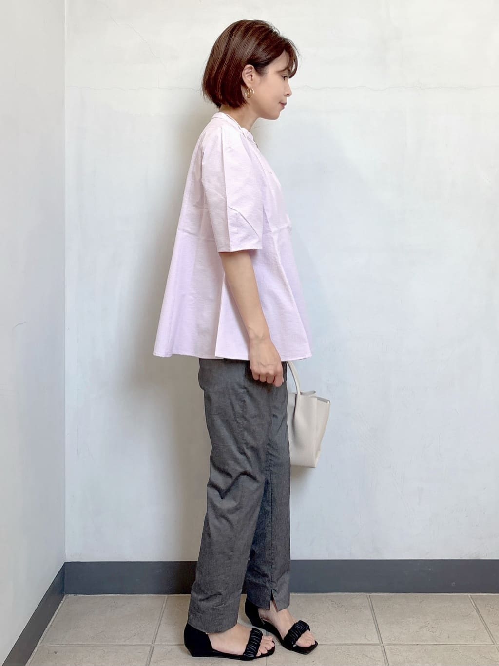 Ariさんの「OPAQUE.CLIP｜麻混ハイストレッチイージースティックパンツ【洗濯機洗い可】」を使ったコーディネート