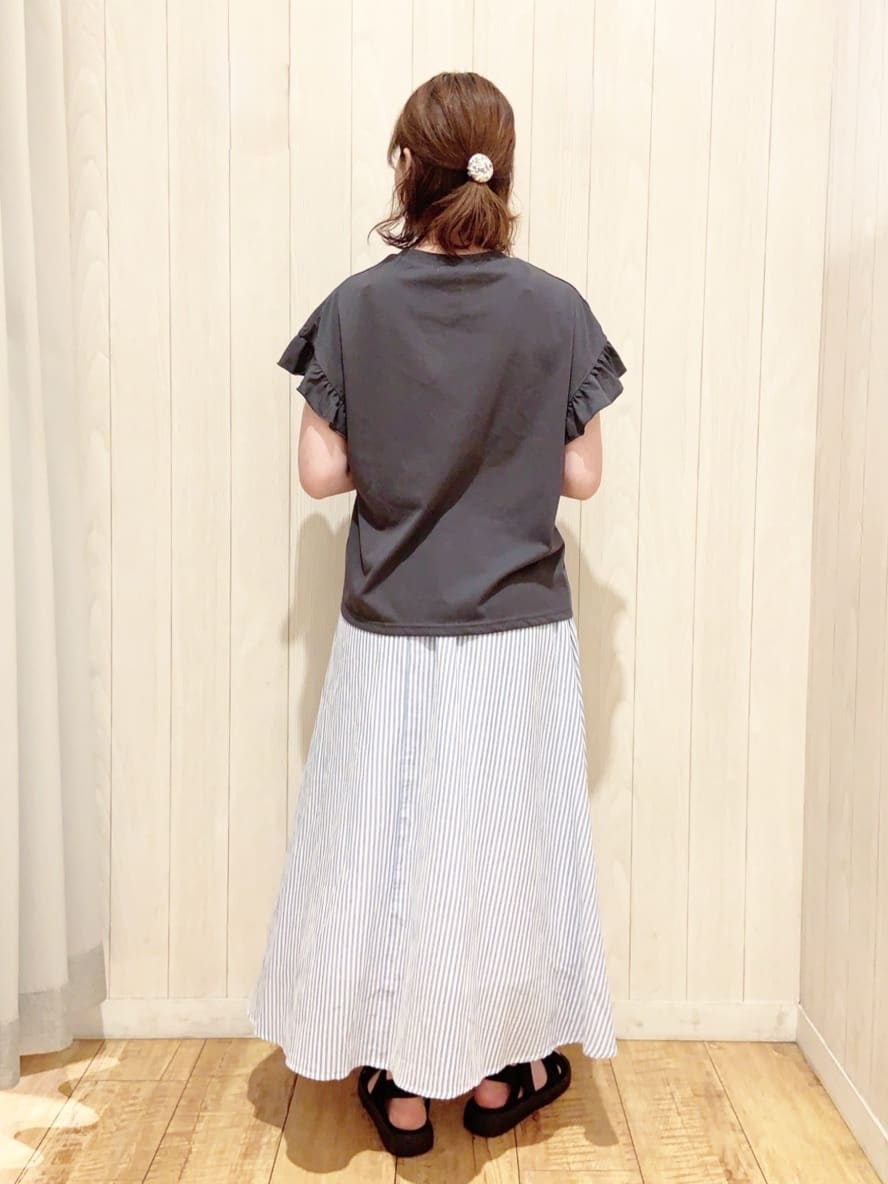 あいこさんの「SHOO･LA･RUE｜【S-LL/汗ジミ軽減/ひんやり/UVカット】フリルTシャツ」を使ったコーディネート