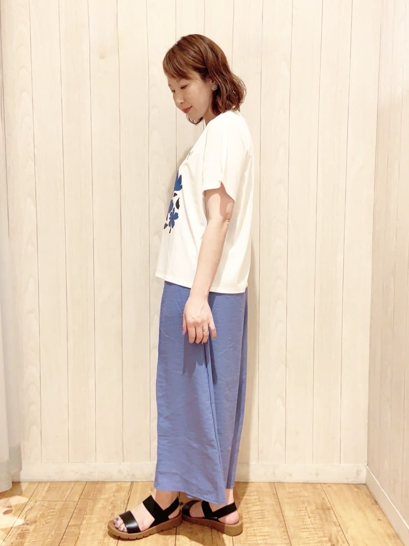 あいこさんの「SHOO･LA･RUE｜【S-LL/ひんやり/汗ジミ軽減/UVカット】グラフィックアソートTシャツ」を使ったコーディネート