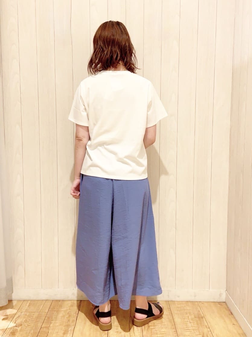 あいこさんの「SHOO･LA･RUE｜【S-LL/ひんやり/汗ジミ軽減/UVカット】グラフィックアソートTシャツ」を使ったコーディネート