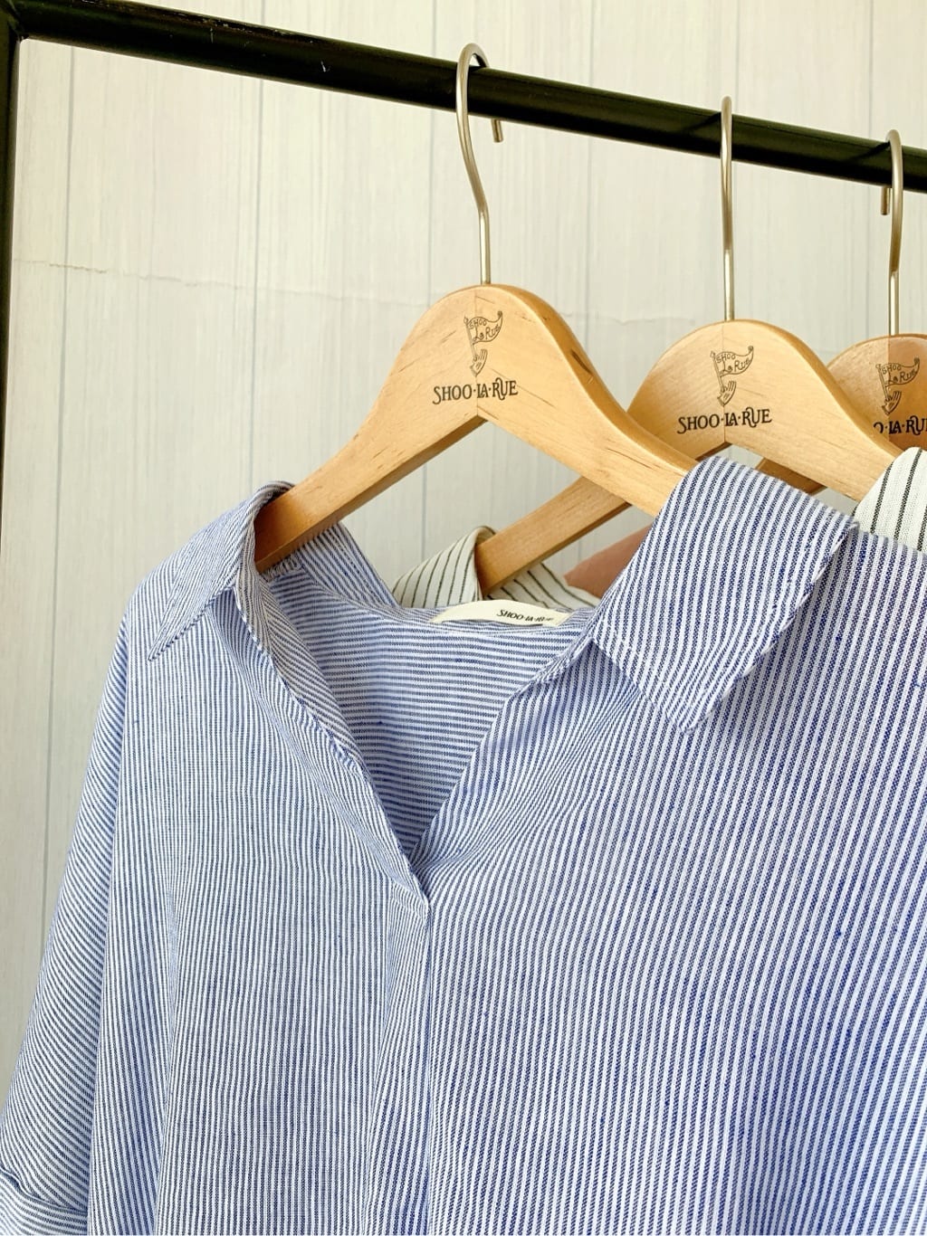 misaさんの「SHOO･LA･RUE｜【S-LL/UV/接触冷感/抗菌防臭】体型を自然にカバー フレンチリネンブレンド襟付ドルマンシャツ」を使ったコーディネート