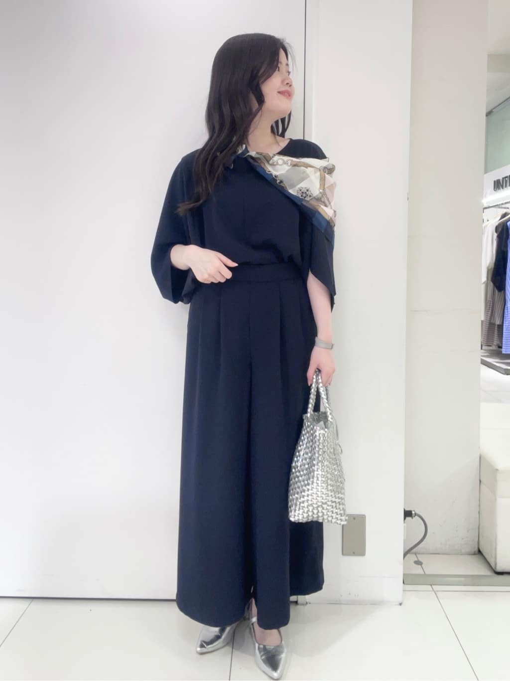 moeさんの「UNTITLED｜【手洗い／88cm正方形】シアー素材チェーン柄スカーフ」を使ったコーディネート