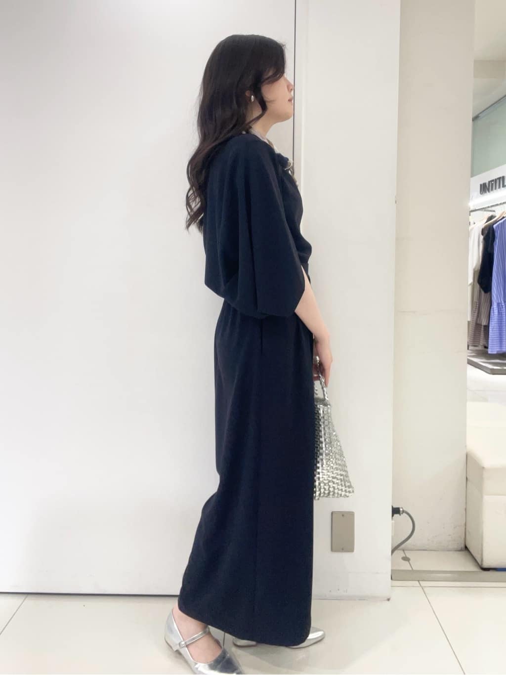 moeさんの「UNTITLED｜【手洗い／88cm正方形】シアー素材チェーン柄スカーフ」を使ったコーディネート