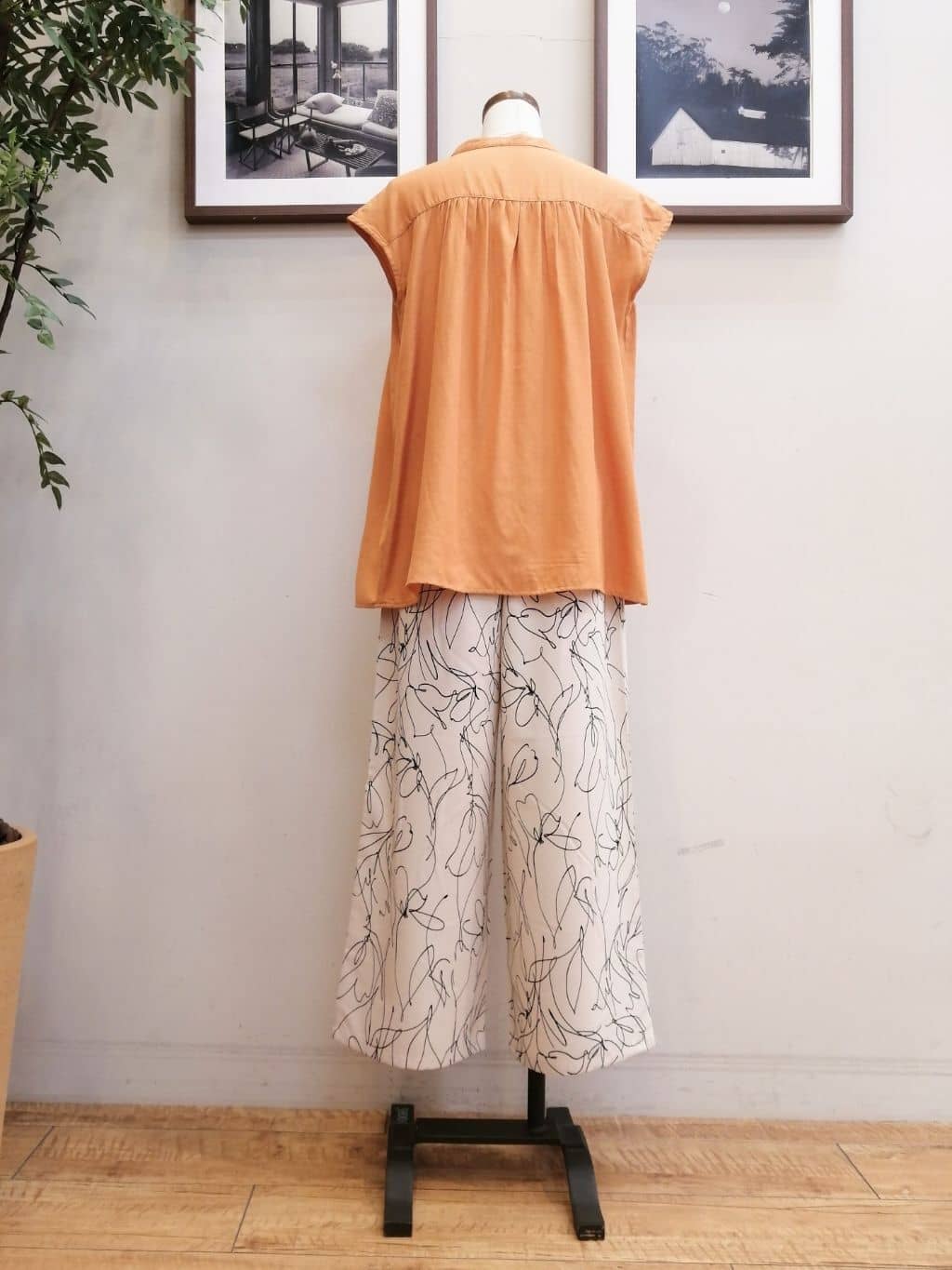 maiさんの「SHOO･LA･RUE｜【S-LL/洗濯後しわになりにくい】上品にきれい見え スラブギャザーブラウス」を使ったコーディネート