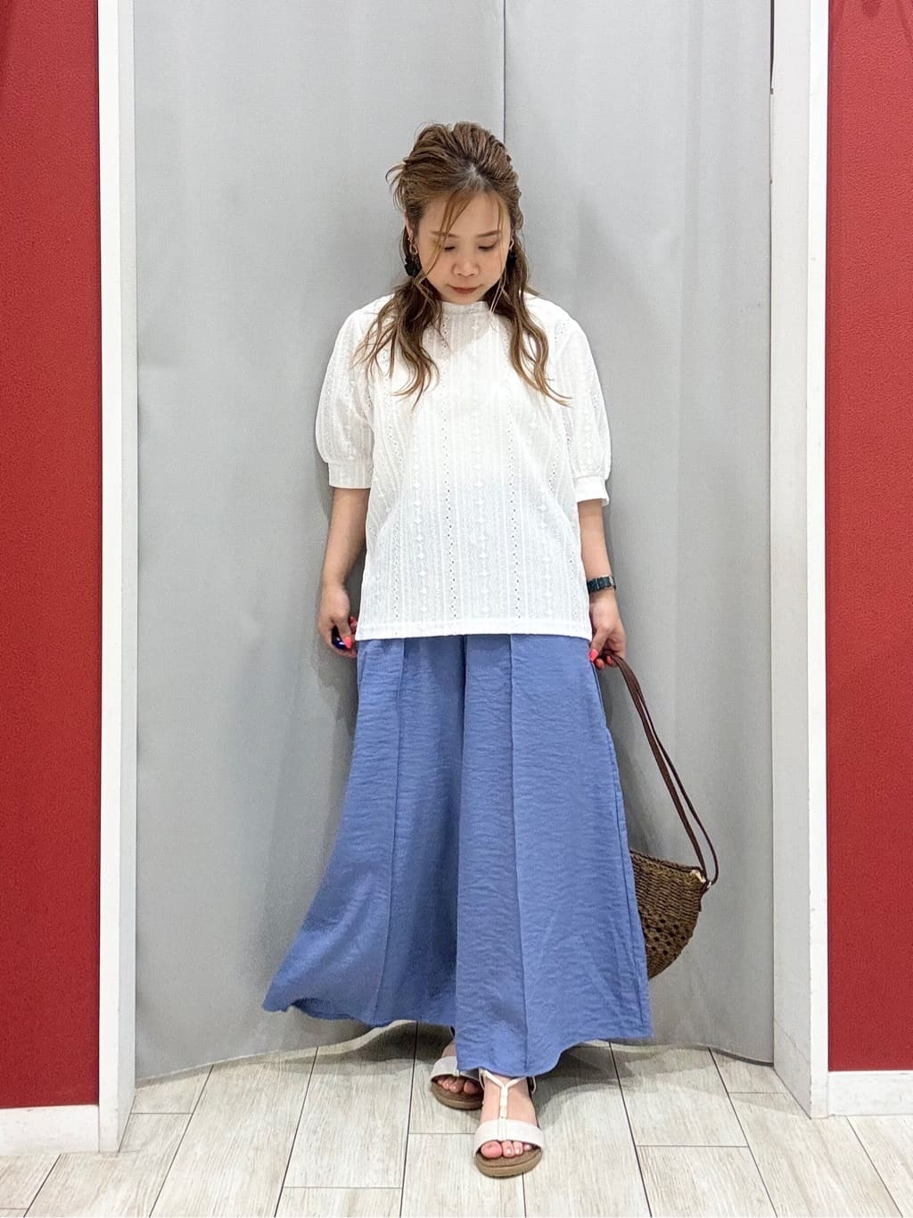 shioさんの「SHOO･LA･RUE｜【S-LL/ひんやり】さらっとタッチできれい見え ピンタックスカーチョ」を使ったコーディネート