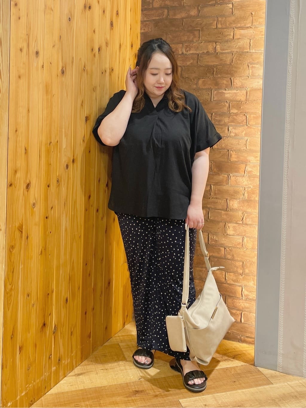 Risaさんの「SHOO･LA･RUE｜【ひんやり/選べる2柄】大人のリラックスコーデに プリント柄パンツ」を使ったコーディネート