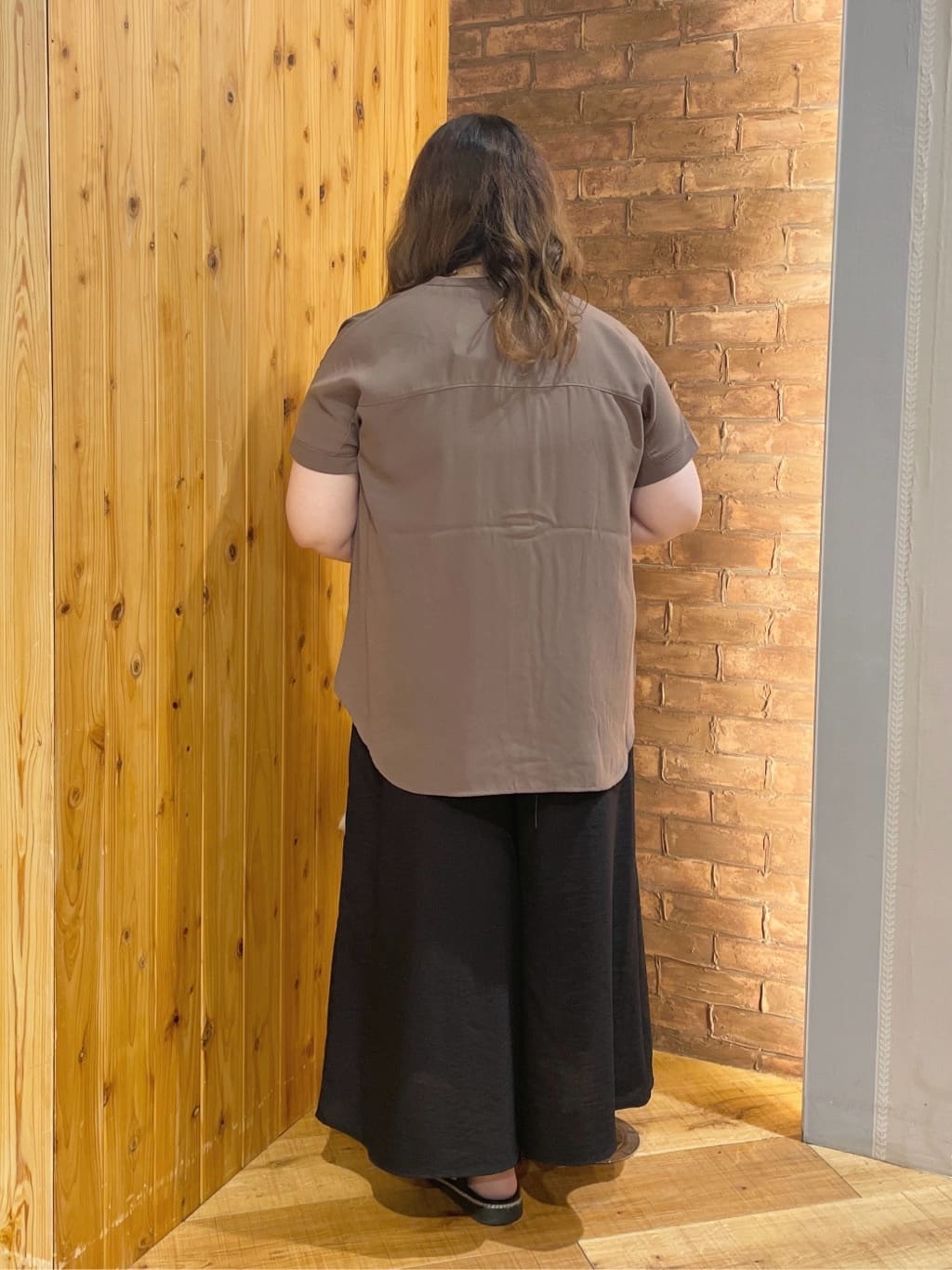 Risaさんの「SHOO･LA･RUE｜【洗える/プチプラ】大人の抜け感をプラスする バンドカラーシャツ」を使ったコーディネート