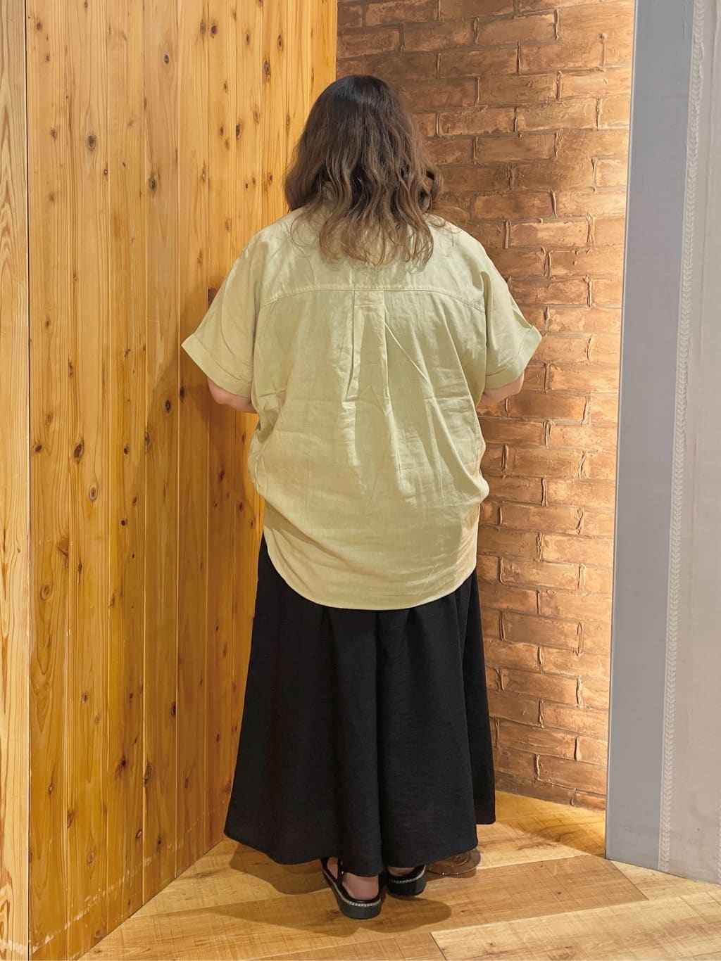 Risaさんの「SHOO･LA･RUE｜【S-LL/UV/接触冷感/抗菌防臭】体型を自然にカバー フレンチリネンブレンド襟付ドルマンシャツ」を使ったコーディネート