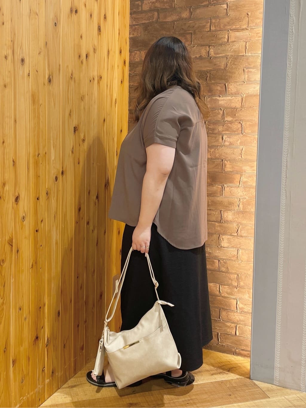 Risaさんの「SHOO･LA･RUE｜【洗える/プチプラ】大人の抜け感をプラスする バンドカラーシャツ」を使ったコーディネート