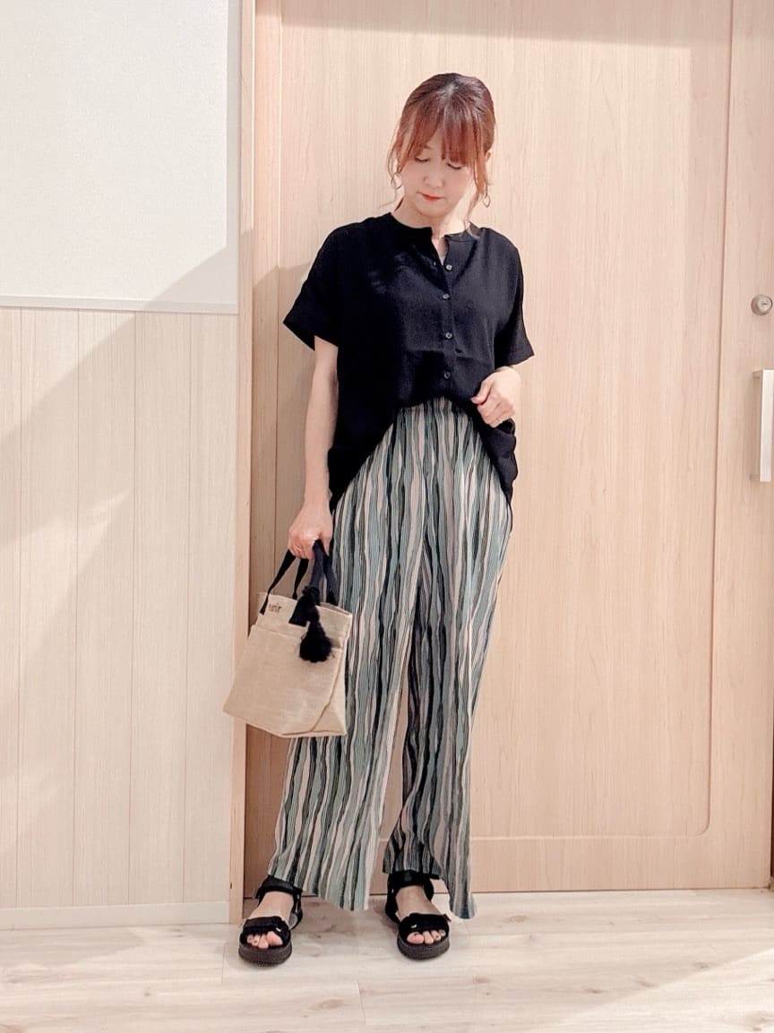 モカさんの「SHOO･LA･RUE｜【洗える/プチプラ】大人の抜け感をプラスする バンドカラーシャツ」を使ったコーディネート