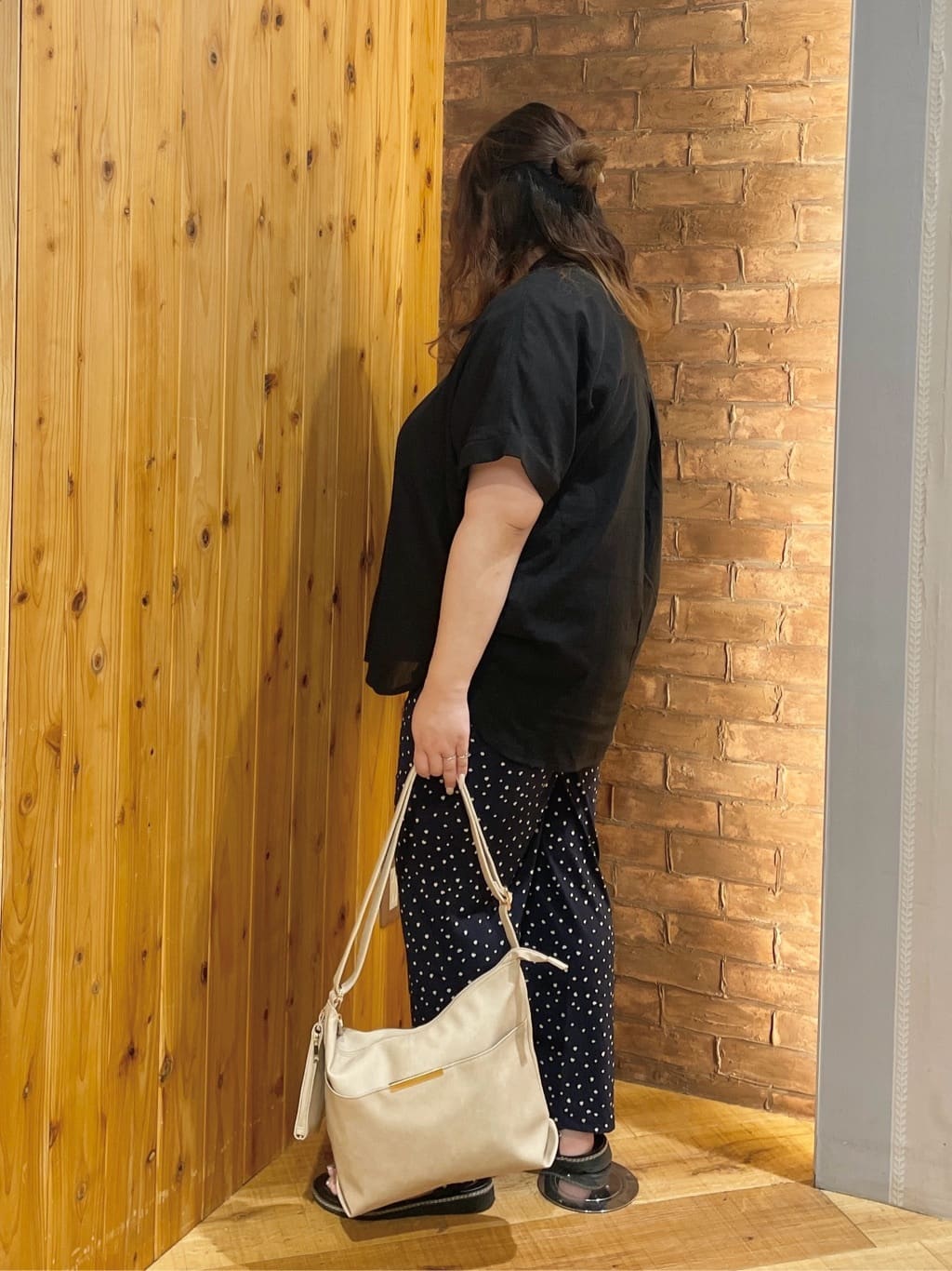 Risaさんの「SHOO･LA･RUE｜【ひんやり/選べる2柄】大人のリラックスコーデに プリント柄パンツ」を使ったコーディネート