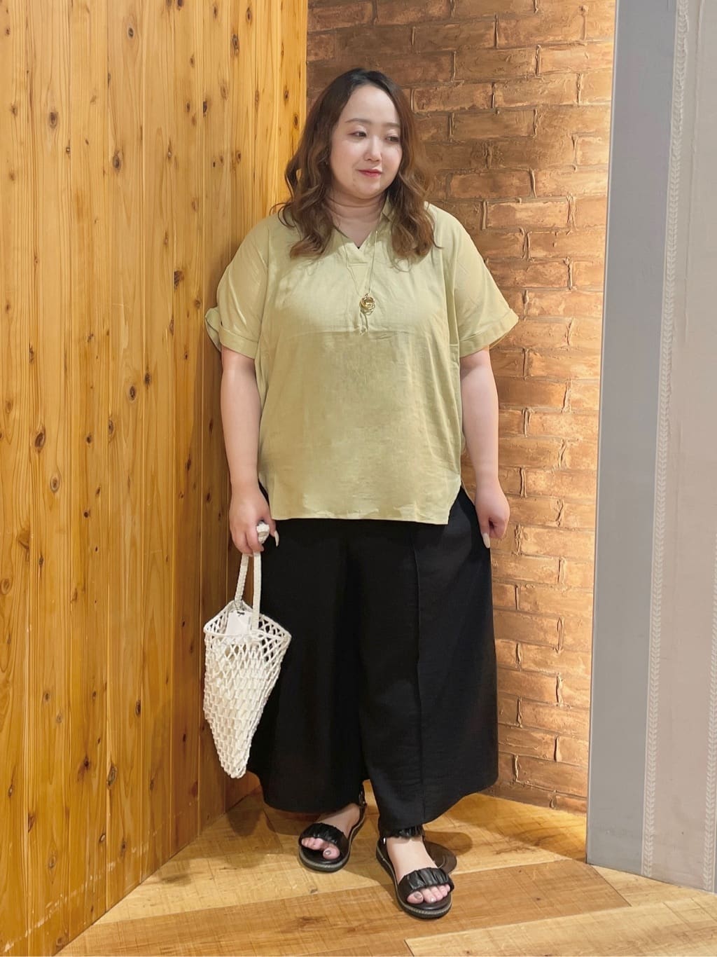 Risaさんの「SHOO･LA･RUE｜【S-LL/UV/接触冷感/抗菌防臭】体型を自然にカバー フレンチリネンブレンド襟付ドルマンシャツ」を使ったコーディネート
