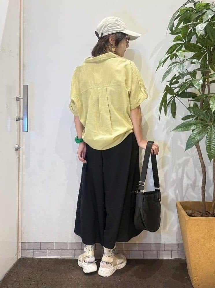 misakiさんの「SHOO･LA･RUE｜【S-LL/UV/接触冷感/抗菌防臭】体型を自然にカバー フレンチリネンブレンド襟付ドルマンシャツ」を使ったコーディネート
