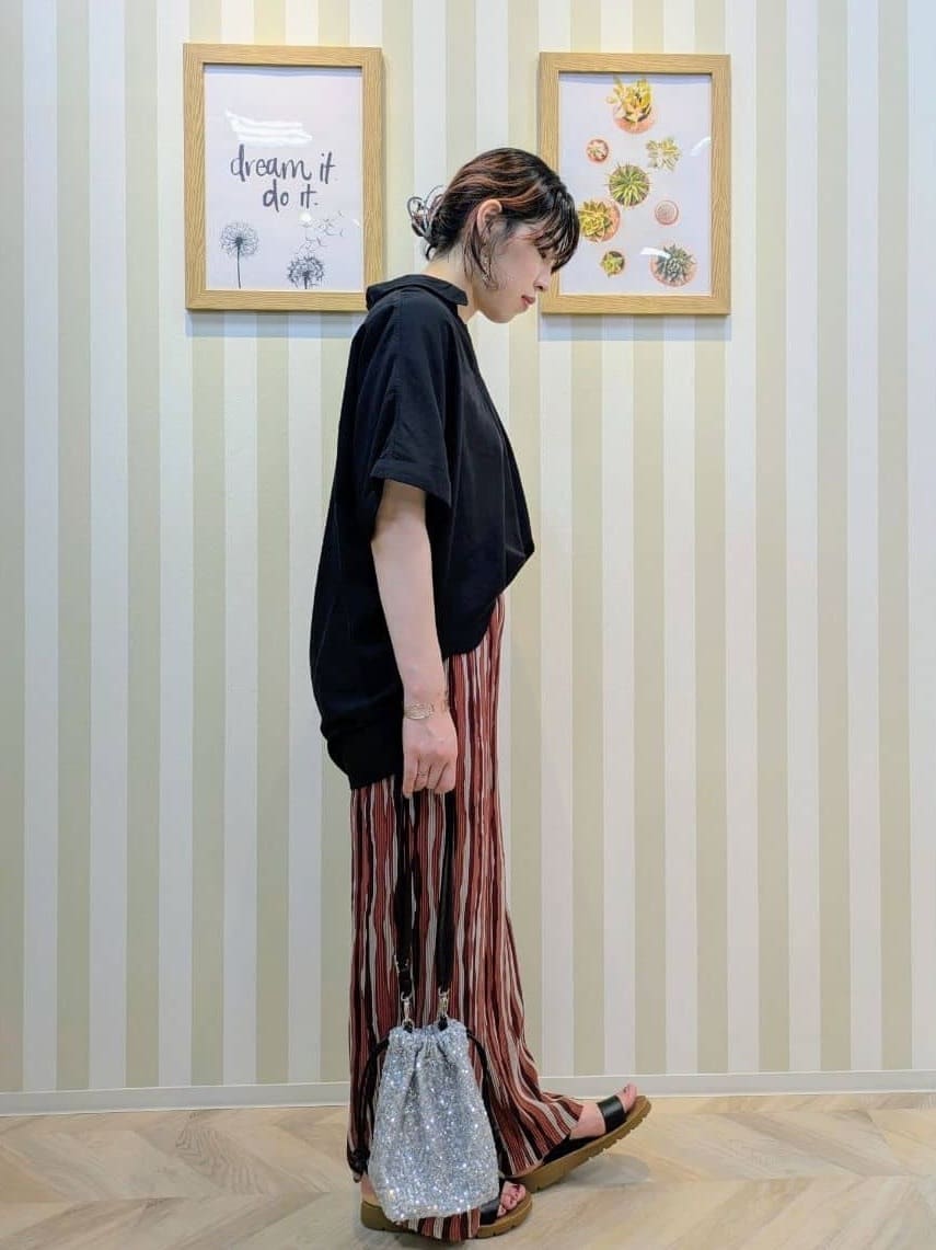 акiさんの「SHOO･LA･RUE｜【S-LL/UV/接触冷感/抗菌防臭】体型を自然にカバー フレンチリネンブレンド襟付ドルマンシャツ」を使ったコーディネート