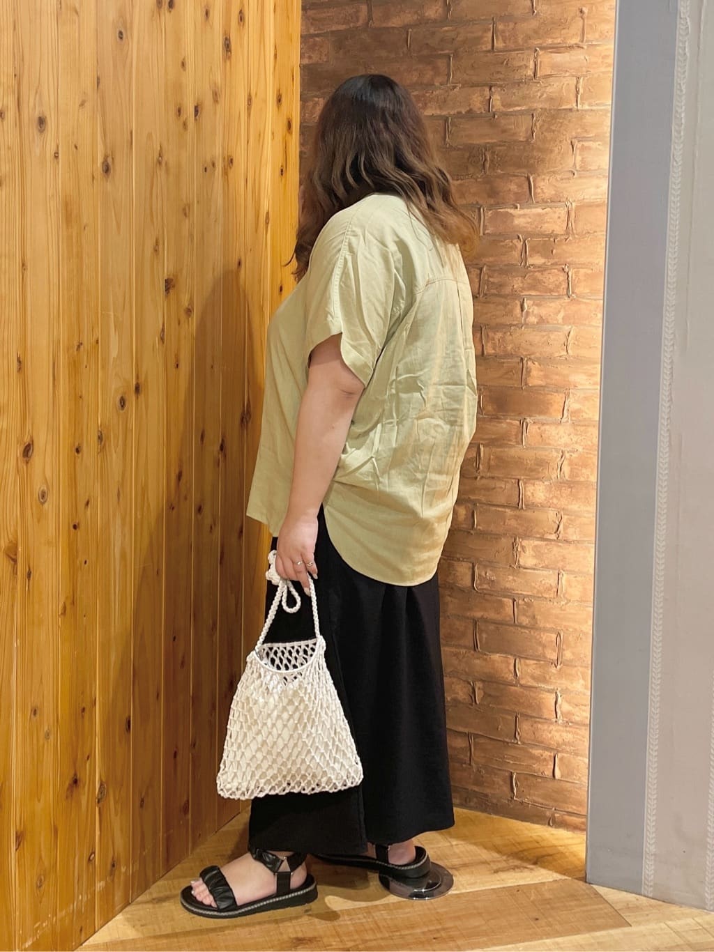 Risaさんの「SHOO･LA･RUE｜【S-LL/UV/接触冷感/抗菌防臭】体型を自然にカバー フレンチリネンブレンド襟付ドルマンシャツ」を使ったコーディネート