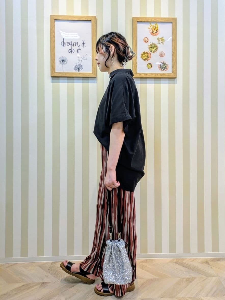 акiさんの「SHOO･LA･RUE｜【S-LL/UV/接触冷感/抗菌防臭】体型を自然にカバー フレンチリネンブレンド襟付ドルマンシャツ」を使ったコーディネート