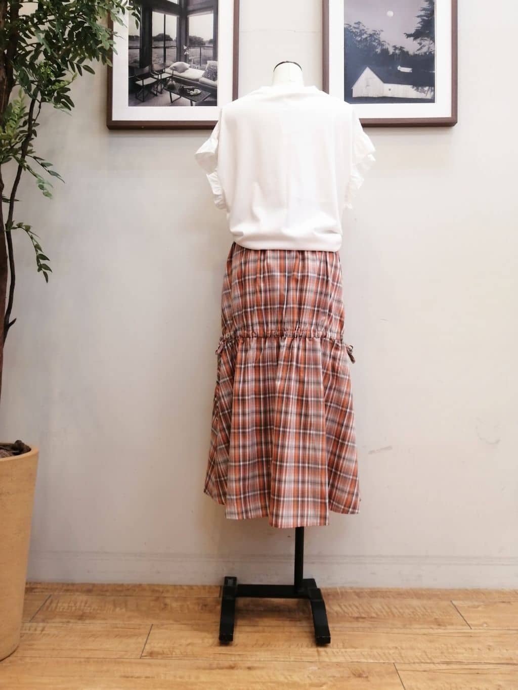 maiさんの「SHOO･LA･RUE｜【S-LL/汗ジミ軽減/ひんやり/UVカット】フリルTシャツ」を使ったコーディネート
