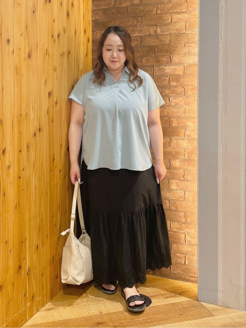 Risaさんの「SHOO･LA･RUE｜【洗える/S-LL/プチプラ】さらっとすっきりきれい見え スキッパーブラウス」を使ったコーディネート