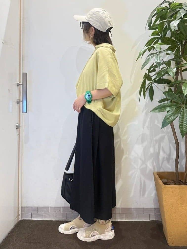 misakiさんの「SHOO･LA･RUE｜【S-LL/UV/接触冷感/抗菌防臭】体型を自然にカバー フレンチリネンブレンド襟付ドルマンシャツ」を使ったコーディネート