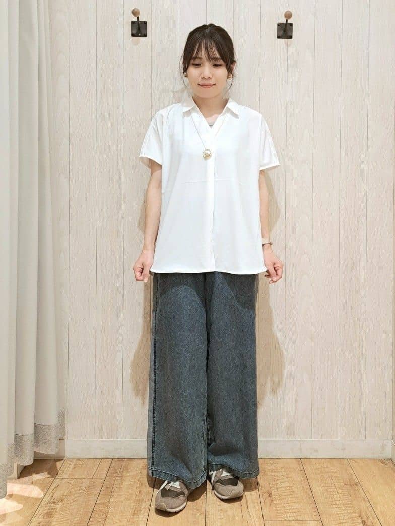 SAKIさんの「SHOO･LA･RUE｜【洗える/S-LL/プチプラ】さらっとすっきりきれい見え スキッパーブラウス」を使ったコーディネート