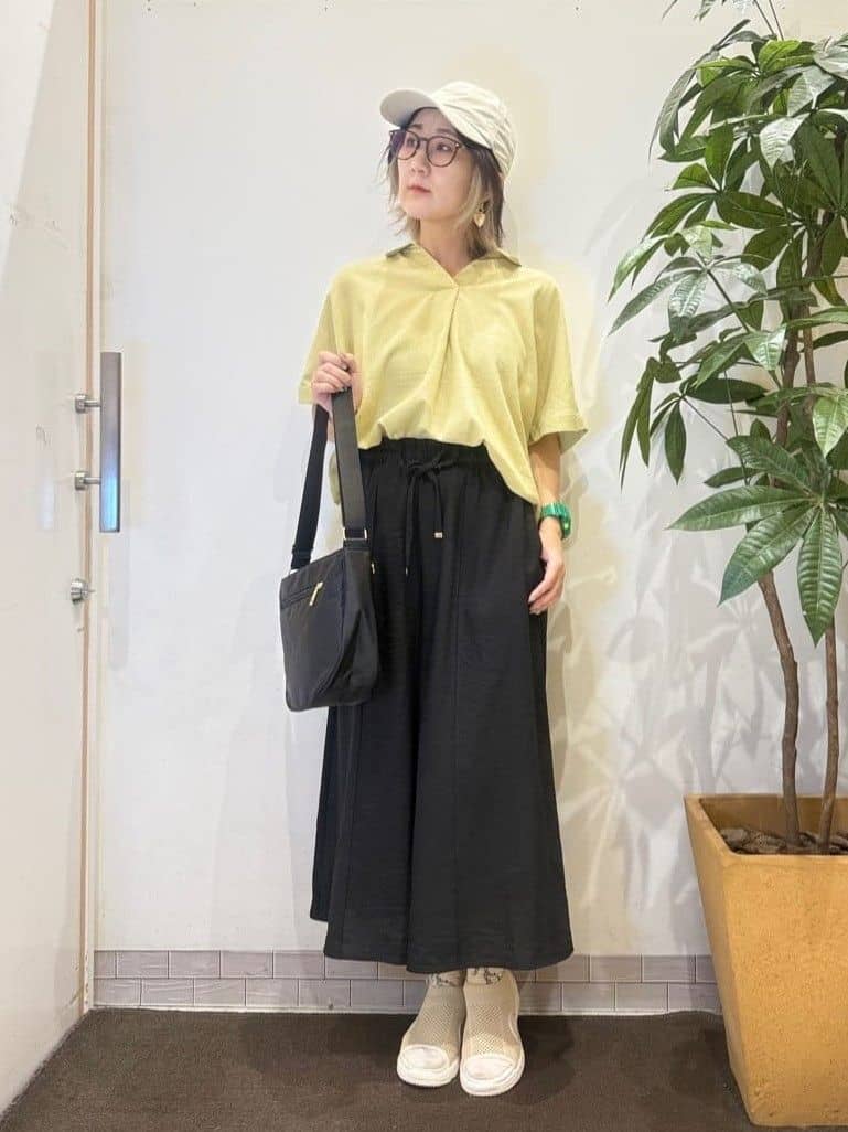 misakiさんの「SHOO･LA･RUE｜【S-LL/UV/接触冷感/抗菌防臭】体型を自然にカバー フレンチリネンブレンド襟付ドルマンシャツ」を使ったコーディネート