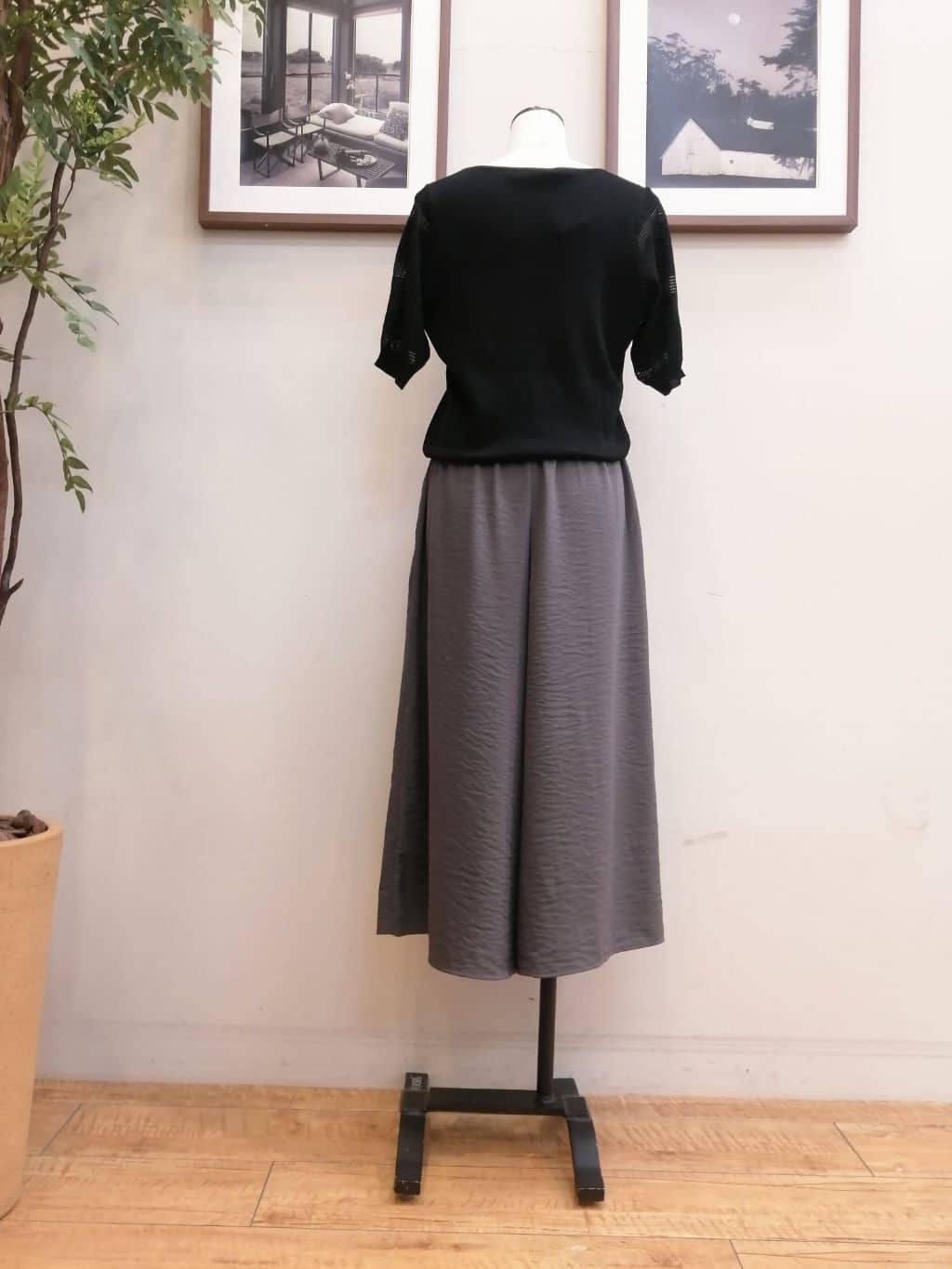 maiさんの「SHOO･LA･RUE｜【S-LL/ひんやり】さらっとタッチできれい見え ピンタックスカーチョ」を使ったコーディネート