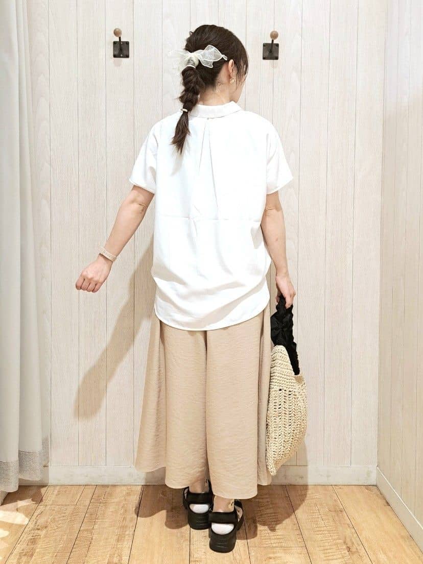 SAKIさんの「SHOO･LA･RUE｜【洗える/S-LL/プチプラ】さらっとすっきりきれい見え スキッパーブラウス」を使ったコーディネート