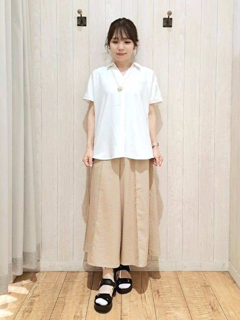 SAKIさんの「SHOO･LA･RUE｜【洗える/S-LL/プチプラ】さらっとすっきりきれい見え スキッパーブラウス」を使ったコーディネート