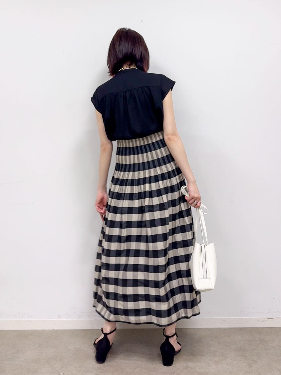 𝐜𝐡𝐢𝐤𝐚さんの「SHOO･LA･RUE｜【S-LL/洗濯後しわになりにくい】上品にきれい見え スラブギャザーブラウス」を使ったコーディネート