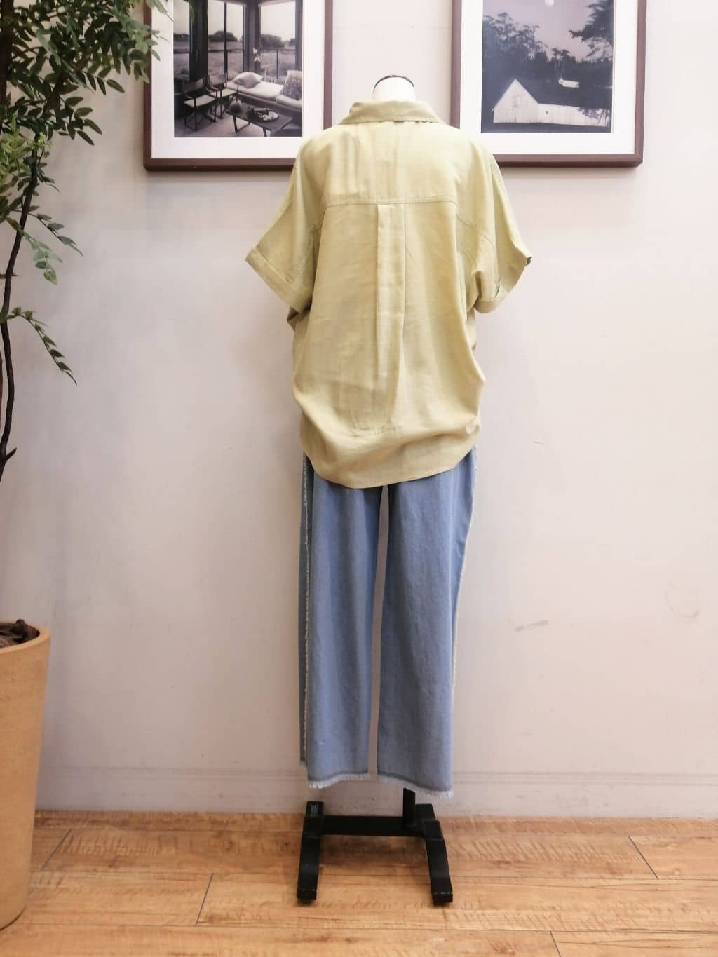 maiさんの「SHOO･LA･RUE｜【S-LL/UV/接触冷感/抗菌防臭】体型を自然にカバー フレンチリネンブレンド襟付ドルマンシャツ」を使ったコーディネート