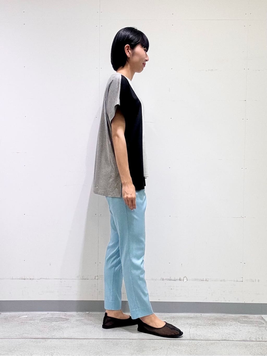 naoさんの「INDIVI｜【洗える／汗ジミ防止】バイカラー＆アシメヘム Tシャツ」を使ったコーディネート