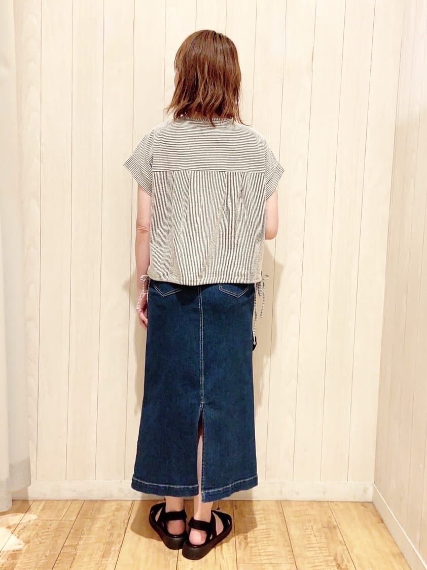 あいこさんの「SHOO･LA･RUE｜【洗える/S-LL】シルエット変化を楽しめる サッカーストライプ柄スキッパートップス」を使ったコーディネート
