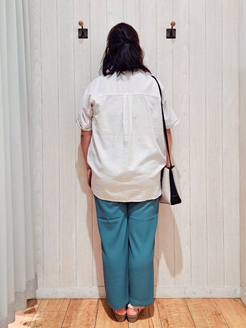 kotomiさんの「SHOO･LA･RUE｜【S-LL/UV/接触冷感/抗菌防臭】体型を自然にカバー フレンチリネンブレンド襟付ドルマンシャツ」を使ったコーディネート