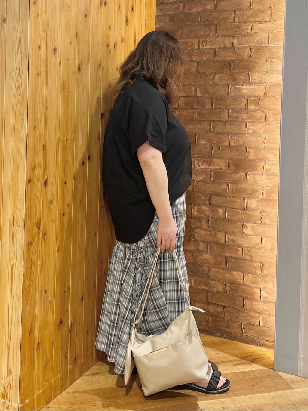 Risaさんの「SHOO･LA･RUE｜【S-LL/UV/接触冷感/抗菌防臭】体型を自然にカバー フレンチリネンブレンド襟付ドルマンシャツ」を使ったコーディネート