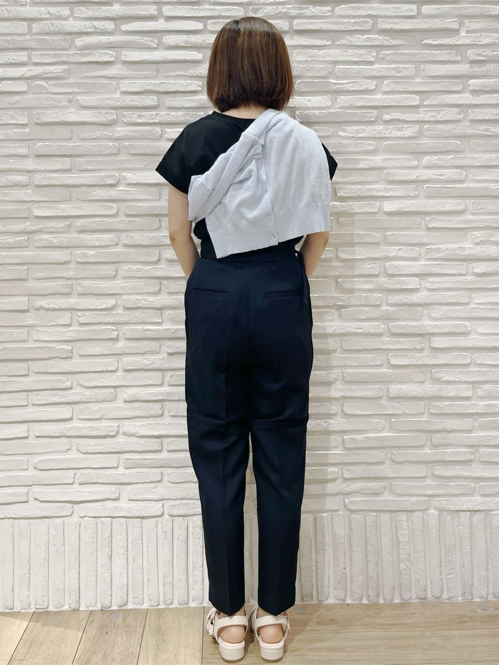 kcさんの「index｜《7色展開／XS-LLサイズ》ビジューボタンクルーネックカーディガン【洗濯機洗い可】」を使ったコーディネート