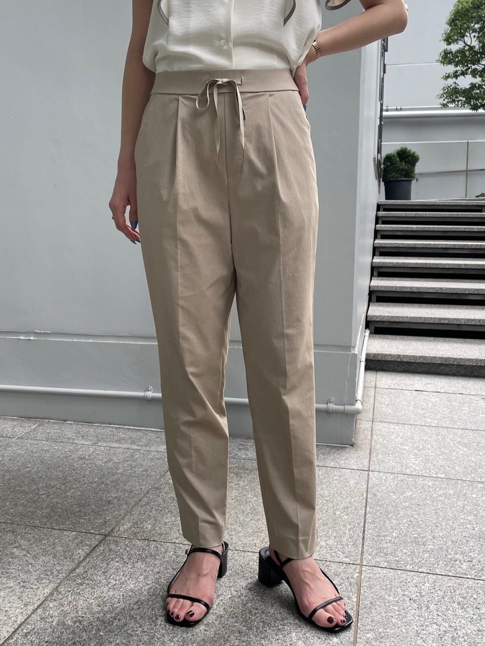 NATSUMIさんの「grove｜キレイも動きやすさも　美脚見えハイパーストレッチパンツ」を使ったコーディネート