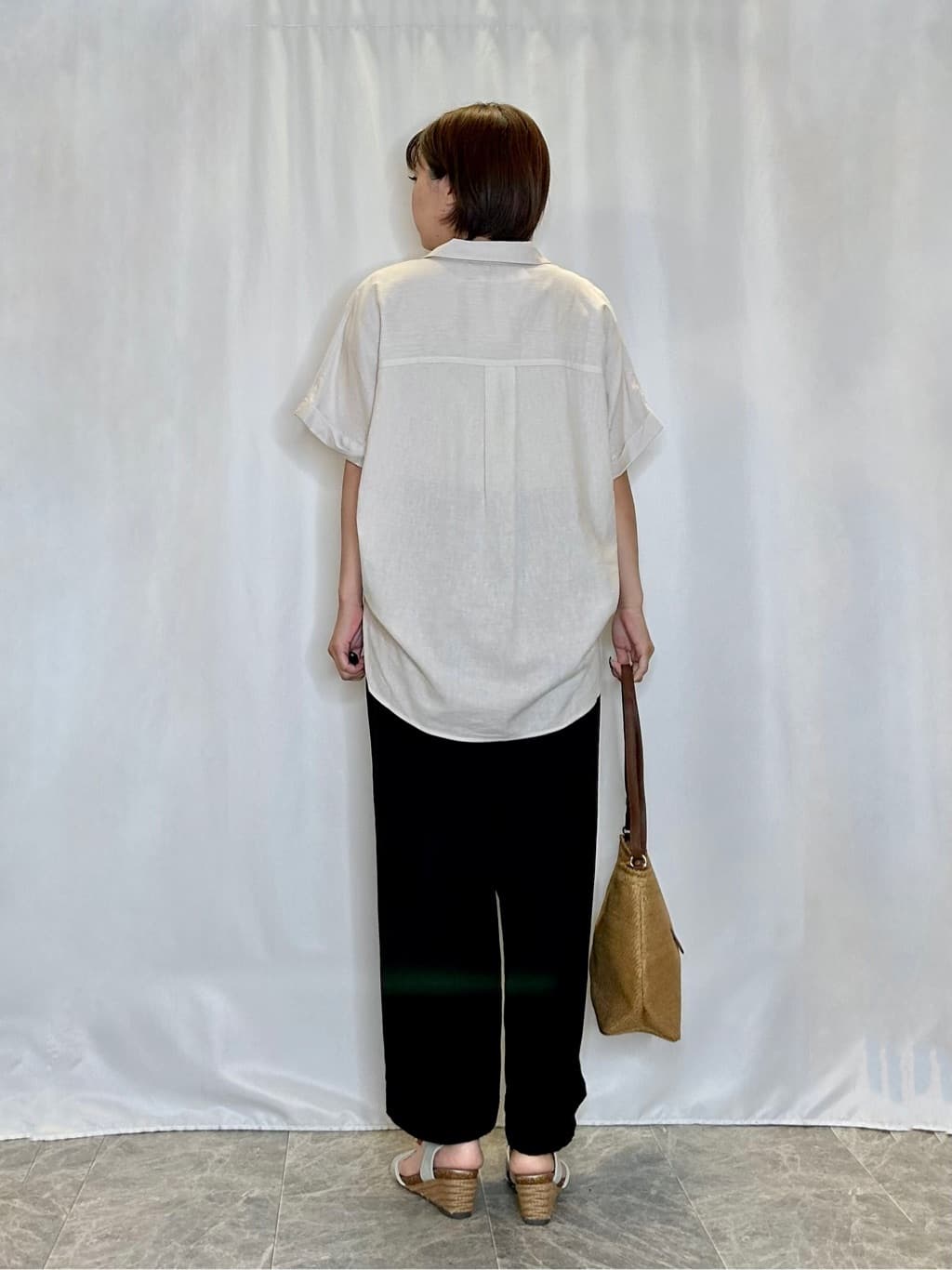 ネリさんの「SHOO･LA･RUE｜【S-LL/UV/接触冷感/抗菌防臭】体型を自然にカバー フレンチリネンブレンド襟付ドルマンシャツ」を使ったコーディネート