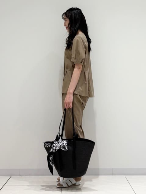 kayoさんの「INDIVI｜【90cm四方】ボタニカル柄大判スカーフ」を使ったコーディネート