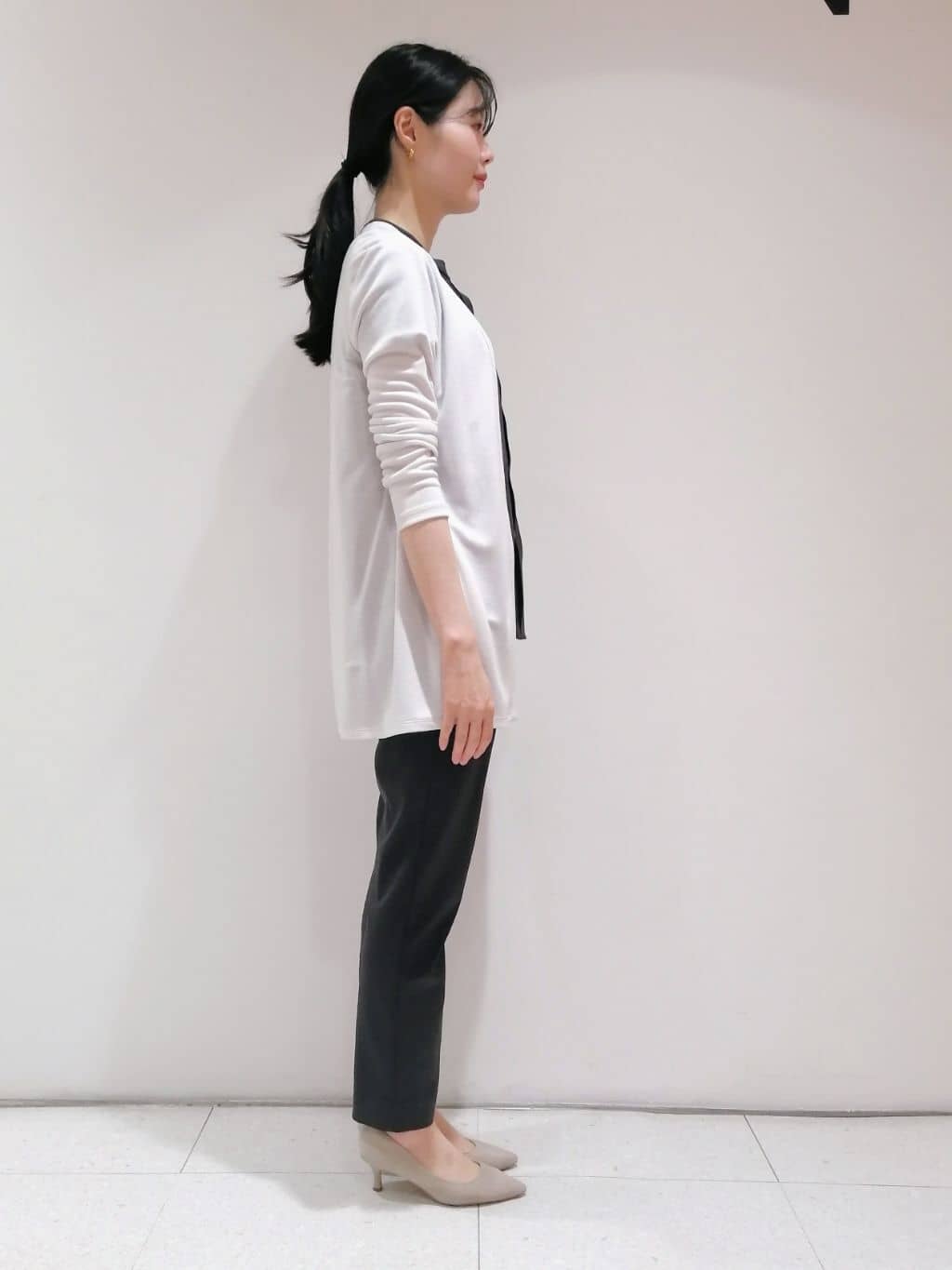 ayanoさんの「INDIVI｜【パンツ人気1位／褒められパンツ／洗える】ウエストゴムタックテーパードパンツ」を使ったコーディネート