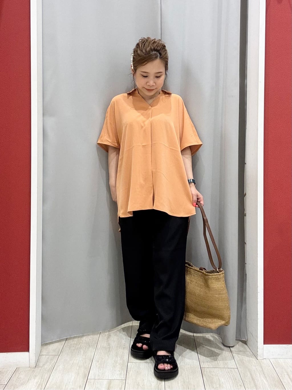 shioさんの「SHOO･LA･RUE｜【洗える/S-LL/プチプラ】さらっとすっきりきれい見え スキッパーブラウス」を使ったコーディネート
