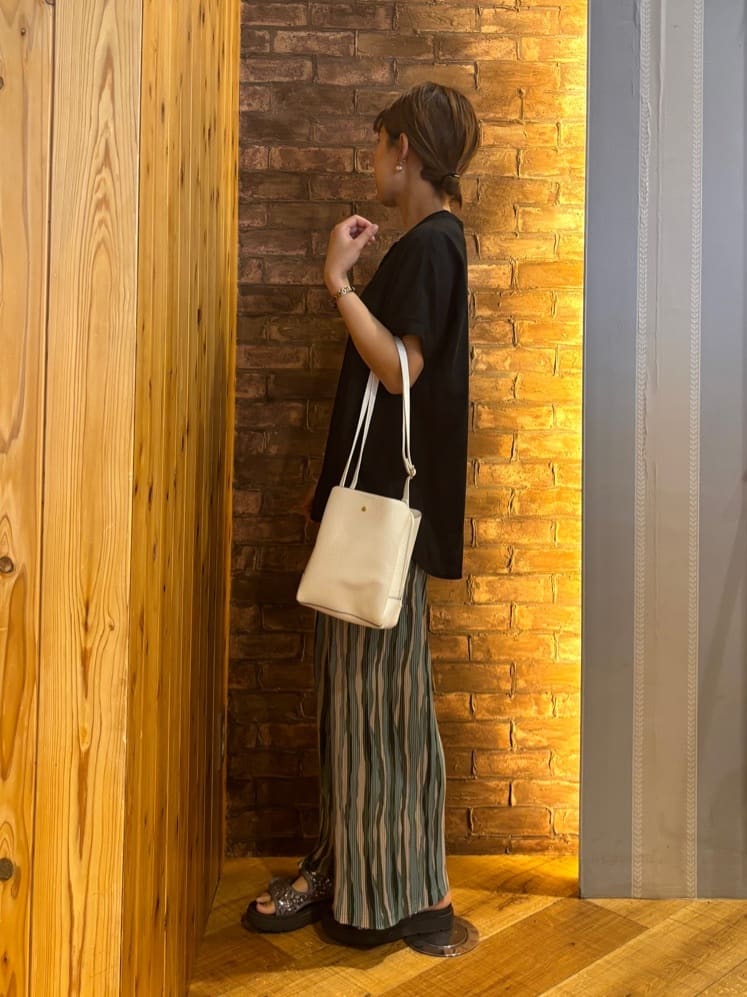 mieさんの「SHOO･LA･RUE｜【洗える/プチプラ】大人の抜け感をプラスする バンドカラーシャツ」を使ったコーディネート