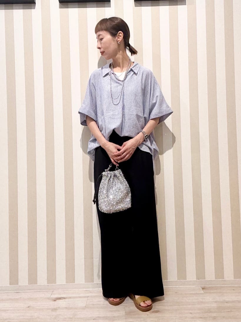 まつこさんの「SHOO･LA･RUE｜【S-LL/UV/接触冷感/抗菌防臭】体型を自然にカバー フレンチリネンブレンド襟付ドルマンシャツ」を使ったコーディネート