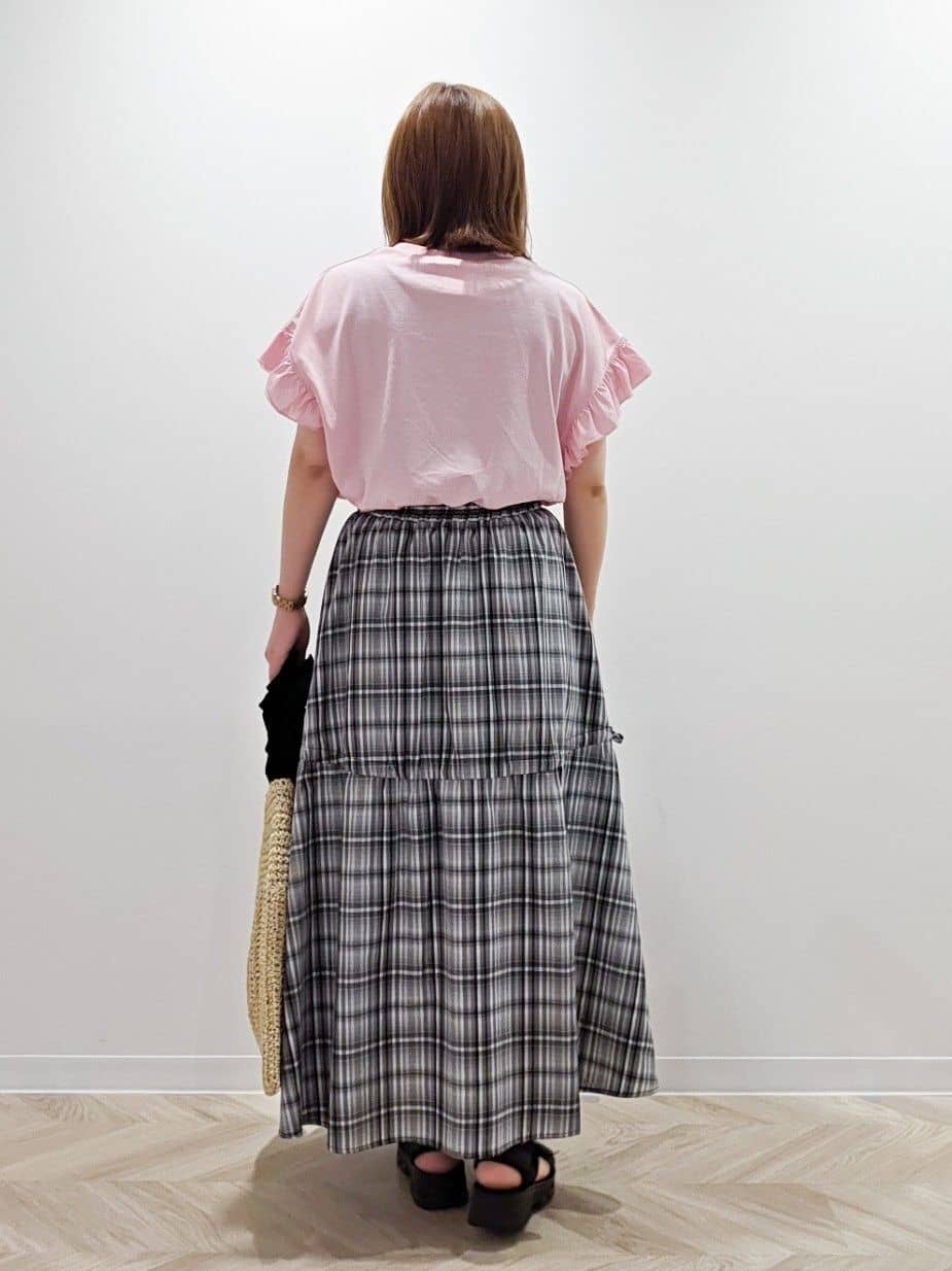 TSUCHIYAさんの「SHOO･LA･RUE｜【S-LL/汗ジミ軽減/ひんやり/UVカット】フリルTシャツ」を使ったコーディネート