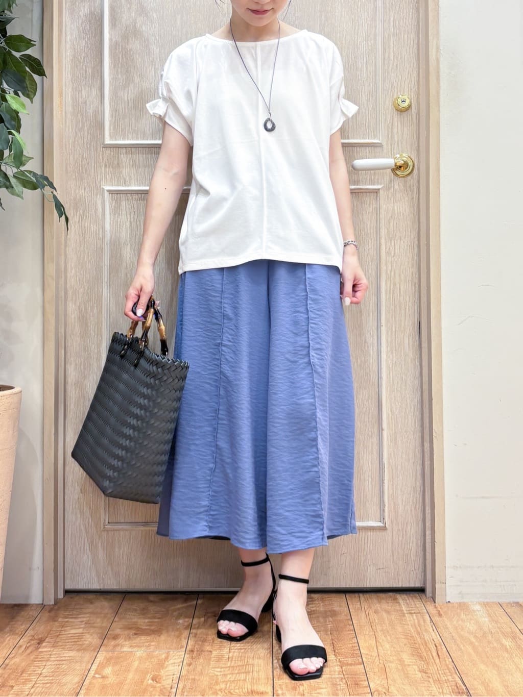 なみさんの「SHOO･LA･RUE｜【S-LL/UV/プチプラ】お袖タックで好印象 デザインTシャツ」を使ったコーディネート