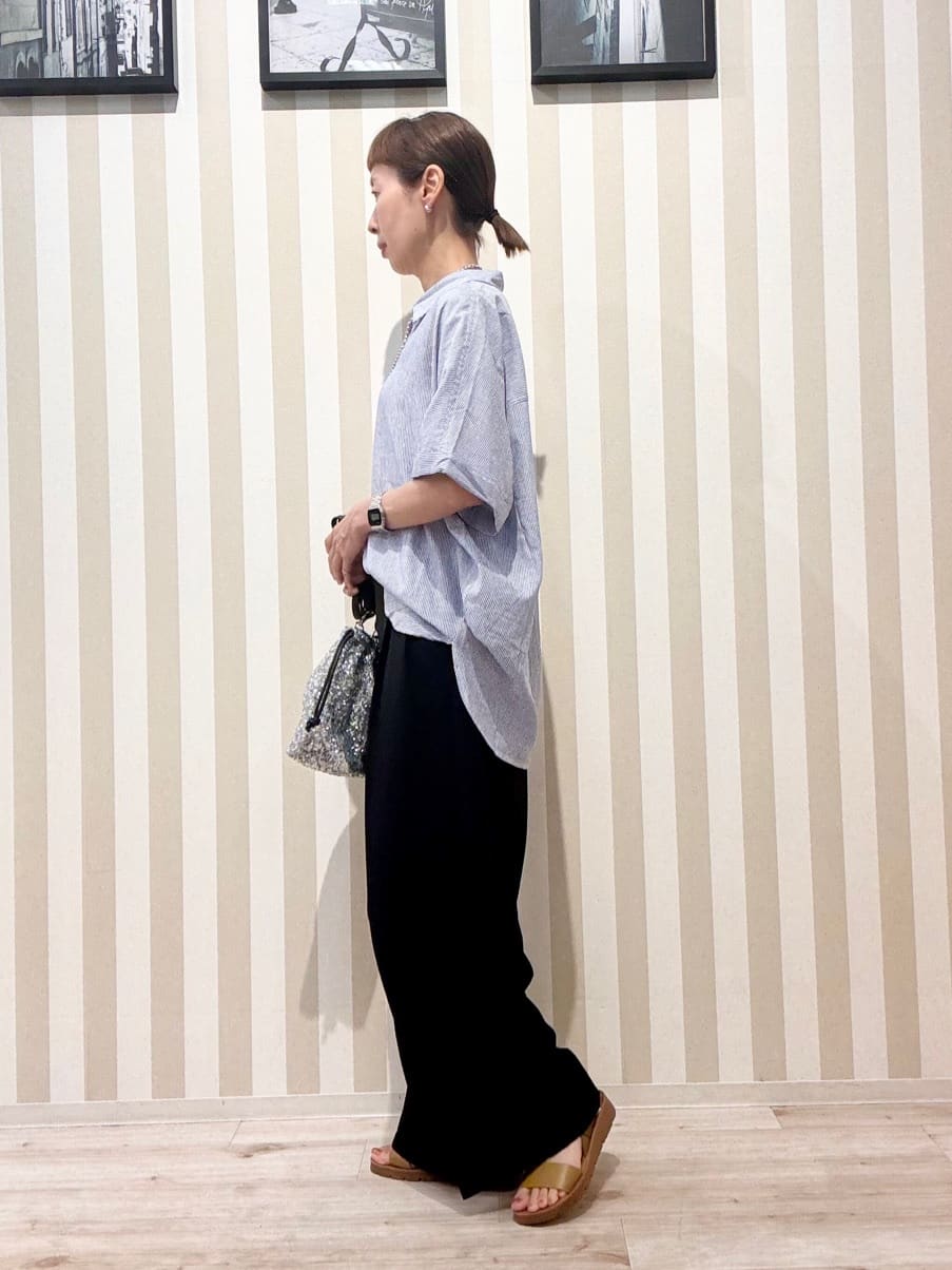 まつこさんの「SHOO･LA･RUE｜【S-LL/UV/接触冷感/抗菌防臭】体型を自然にカバー フレンチリネンブレンド襟付ドルマンシャツ」を使ったコーディネート
