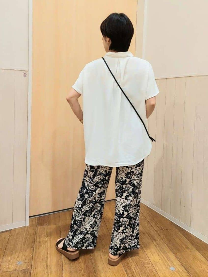 Kさんの「SHOO･LA･RUE｜【洗える/S-LL/プチプラ】さらっとすっきりきれい見え スキッパーブラウス」を使ったコーディネート